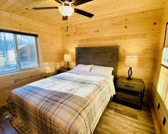 Pet-Friendly Lakeside Cottage w/ Kayaks and Canoe! - Stone Lake - Bedroom