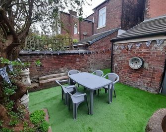 Spacious 5-bed House - Sleeps 10, Garden & Parking - Manchester - Patio