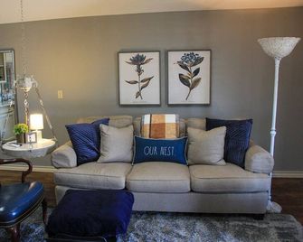 Our Nest Comfortable And Secluded Place To Rest - Amarillo - Living room