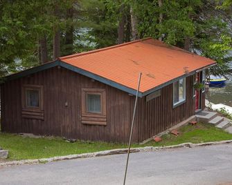 Des Groseilliers Cottage - Mattawa - Building
