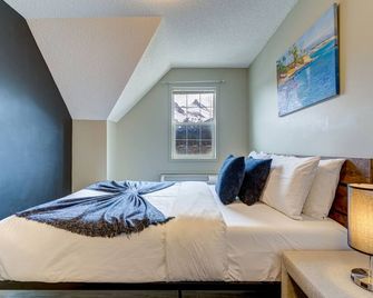 Cozy 1 bedroom apartment in Canmore Rockies. 3 sister view from bedroom window - Canmore - Bedroom