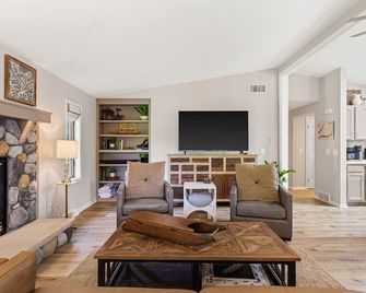 Lake Camelot - Fun on the Channel - Waterfront Home - Sand Valley Golf - Boating - Nekoosa - Living room