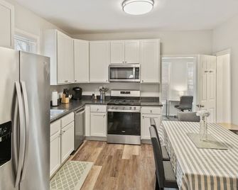 Beautiful Updated Home near Great Lakes Naval Base - Waukegan - Kitchen