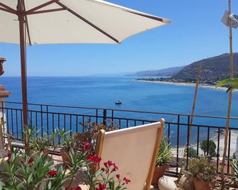 Amazing panoramic terrace in Castel di Tusa - air conditioning & wi-fi - Castel di tusa - Balcón