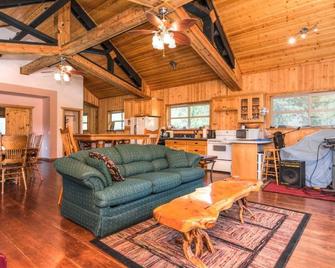 DiamondStone Guest Lodges - La Pine - Living room