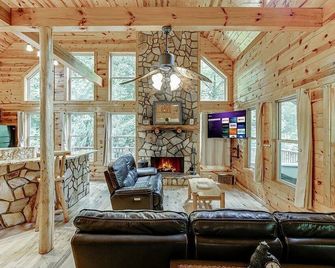 Private Luxury Cabin w Pool Table and Firepit - Cleveland - Sala de estar