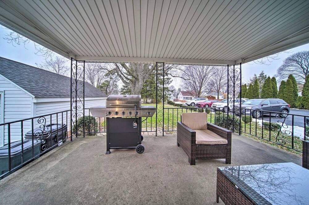 Modern Home Family Friendly Grill Fireplace - Erie - Balcón