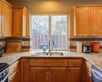 Modern home in Orenco - Hillsboro - Kitchen