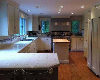 5-bedroom house with gunite pool on 2 acres. Hot tub and wood burning fire place - Salisbury - Kuchyň