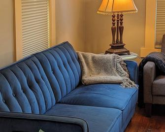 Da Princess Inn - Walk to Downtown - Lafayette - Living room