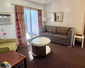 Saco River Motor Lodge & Suites - Conway - Living room