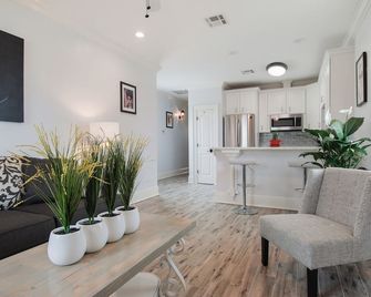 Modern & Charming Poland Maison for Two at 1706 - ניו אורלינס - סלון