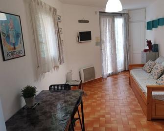 CASSIS studio for 2 people 50 meters from the port, near beaches, shops. - Cassis - Living room