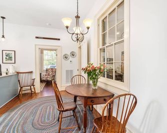 301 on Hancock - One Bedroom Apartment, Sleeps 4 - New Bern - Dining room