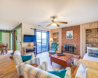 Kitty Hawk Vacation Rental 1 Mi to Beaches! - Kitty Hawk - Living room