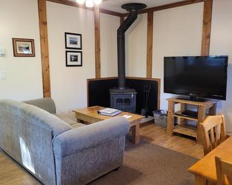 Cozy Fireside Cottage - The Rock - Nordegg - Sala de estar