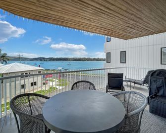 Joy at Ohana: Balcony & Pool Overlooking the Bay - Batemans Bay - Balkon