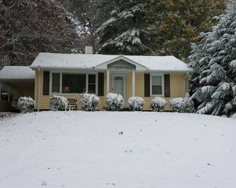 Cozy Cork Cottage Asheville South / Private/Secure/Quaint/ Near Airport - Arden - Building