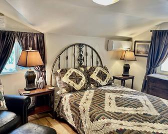 Vintage/Modern Cabin Fever! Fun on the Mountain! - Palomar Mountain - Bedroom