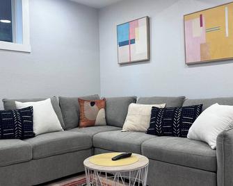 Midtown Outdoorsy Apartment - Anchorage - Living room