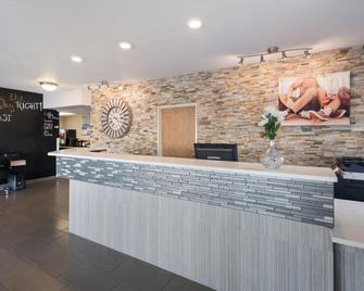 Red Lion Inn & Suites Kennewick Tri-Cities - Kennewick - Front desk