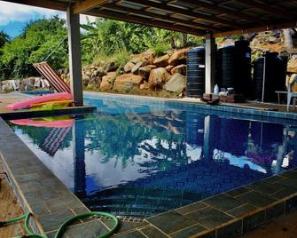Big Sky Lodge - Crochu - Piscina