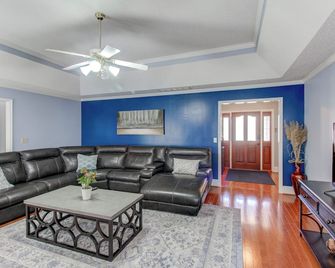 Quiet, Comfortable, Charming, Safe, 2-bedroom house with WiFi, AC in Conyers - Conyers - Living room