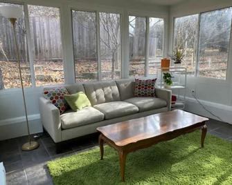 • Iconic Lustron home with 2 king beds • - Windsor Heights - Living room