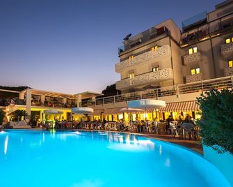 Hotel Ca' Di Valle - קאבאלינו טרפורטי - בריכה