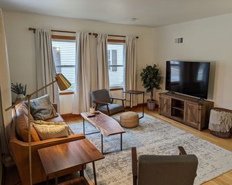 House on the River near the Wisconsin Dells! - Portage - Sala de estar