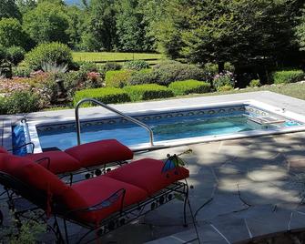 Three Bedroom Short Term Rental House on Historic Linden Hall Farm - Lovettsville - Pool