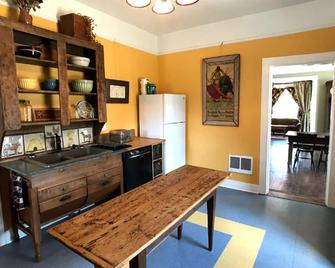 Comfort and History! - Kanab - Kitchen