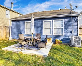 5 Mi to Eagle Creek Park: Home w/ Fenced Yard! - Indianapolis - Innenhof