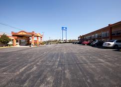 Americas Best Value Inn & Suites Williamstown - Williamstown - Building