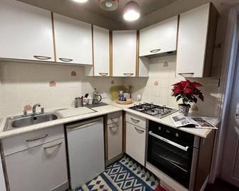 Central Location shops & beach - Milford on Sea - Kitchen