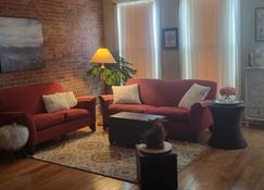 Charming Loft located in the Historic River District downtown Ozark Mo. - Ozark - Huiskamer