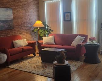 Charming Loft located in the Historic River District downtown Ozark Mo. - Ozark - Living room