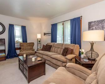 4bd House, Your Central Suburban Oasis, City Lights, Quiet Nights - Wauwatosa - Living room