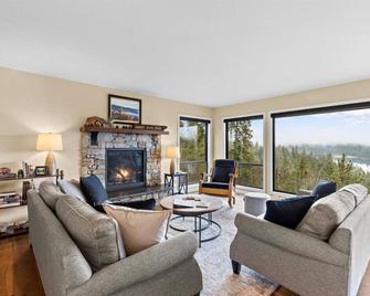 Rainbows End Retreat - Hayden - Living room