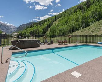 Etta Place Too 103 by AvantStay Close to Town The Slopes In Complex w Communal Pool Hot Tub - Telluride - Pool