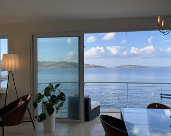 Serene 2 bedroom apartment with breathtaking views right on the water - Saint Paul’s Bay - Balkon