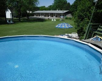 Motel et Cabines Mont Saint-Hilaire - Mont-Saint-Hilaire - Pool