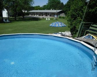 Motel et Cabines Mont Saint-Hilaire - Mont-Saint-Hilaire - Pool