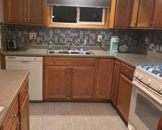 Furnished 2 Bedroom Ranch in Pleasant Prairie - Kenosha - Cocina