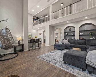 Gorgeous 6BR 3 5 Bth Home with Pool and Game Room - Deer Park - Living room