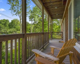 Perfect Location! Spacious Home with lots of games - Haines Falls - Balcón