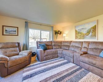 Family-Friendly Cottage With Playground - Centralia - Sala de estar