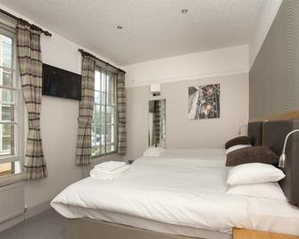 The Red Lion Hotel - Luton - Bedroom