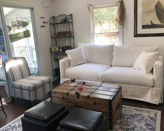 Lakefront home with great outdoor space - Newtown - Living room