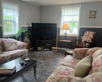 Relaxed vacation with 4 bedrooms on the beautiful Saint John River - Jemseg - Living room